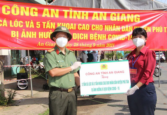 Đại tá Nguyễn Nhật Trường - Phó Giám đốc Công an tỉnh trao bảng tượng trưng hỗ trợ cá và khoai cho địa phương.