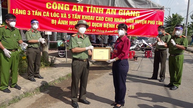 Đồng chí Thi Hồng Thúy, Phó Bí thư thường trực Huyện ủy Phú Tân trao thư cảm ơn Công an tỉnh.