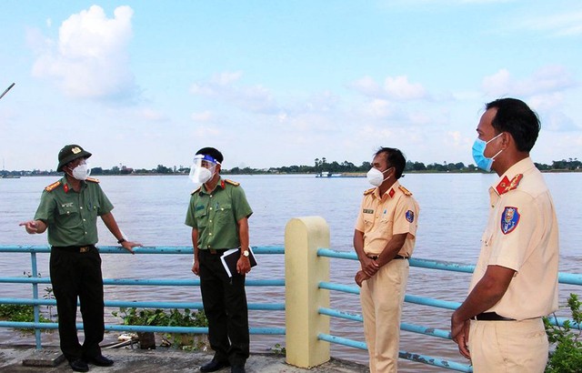 Phó Giám đốc Công an tỉnh thăm các chốt chống dịch tuyến đường thủy.