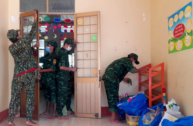 Cán bộ, chiến sĩ Đồn Biên phòng Thổ Châu hỗ trợ nhà trường dọn dẹp vệ sinh trường lớp.