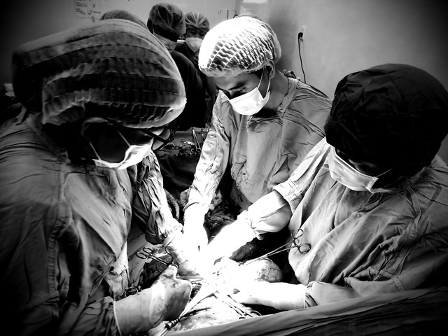 Sau 2 giờ phẫu thuật, ê-kíp đã phẫu thuật thành công, bé gái chào đời cân nặng 3460 gram, trong niềm vui của tất cả nhân viên y tế và người nhà bệnh nhân.