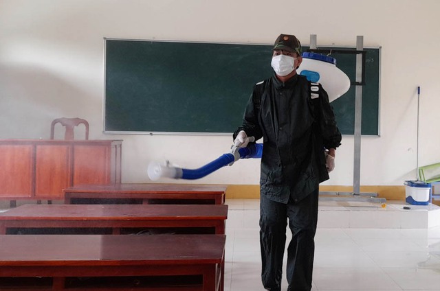 Ngoài dọn dẹp vệ sinh trường lớp, Cán bộ, chiến sĩ Đồn Biên phòng Thổ Châu còn xịt khử khuẩn tất cả các phòng học và khuôn viên Trường THCS Thổ Châu và Trường Mầm non Thổ Châu.