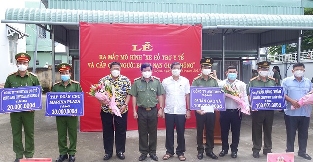 Đại tá Đinh Văn Nơi, Giám đốc Công an tỉnh và đồng chí Lưu Vĩnh Nguyên, Trưởng Ban nội chính tỉnh trao hoa cảm ơn các mạnh thường quân.