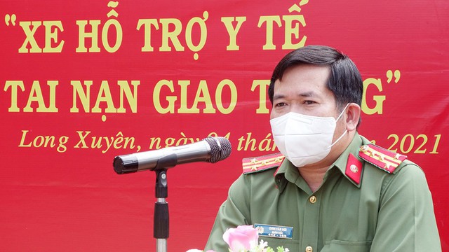 Đại tá Đinh Văn Nơi, Giám đốc Công an tỉnh phát biểu chỉ đạo tại buổi ra mắt mô hình &quot;Xe hỗ trợ ý tế và cấp cứu người bị tai nạn giao thông&quot;.