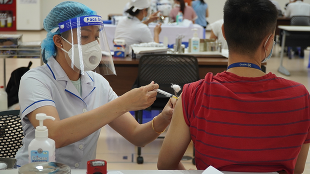 Khoảng 32% dân số Hà Nội đã tiêm vắc xin COVID-19 - Ảnh 1.