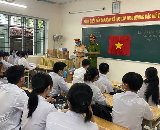 Công an huyện Đông Sơn - Tuyên truyền pháp luật về An toàn giao thông đầu năm học mới - Ảnh 1.