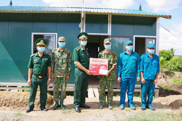 Đại tá Huỳnh Văn Đông - Bí thư Đảng ủy, Chính ủy Bộ đội Biên phòng tỉnh Kiên Giang thăm, tặng quà các chốt tuyến biên giới Hà Tiên và Giang Thành.