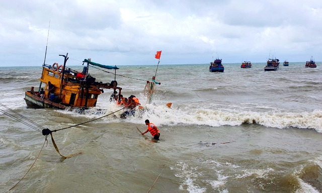 Trên vùng biển xã đảo Lại Sơn liên tục có gió to, sóng lớn, việc trục vớt tàu cá gặp nhiều khó khăn.