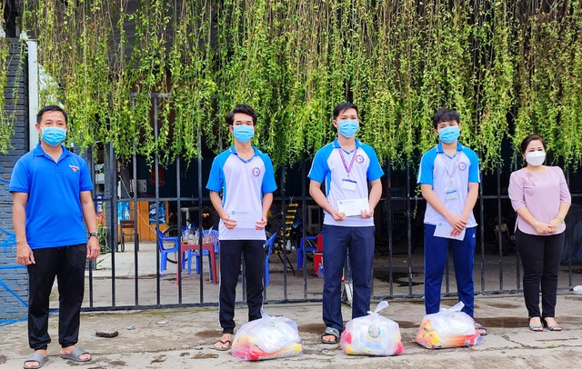 Liên hiệp các tổ chức hữu nghị TP Cần Thơ phối hợp với thành đoàn Cần Thơ trao 17 phần quà cho các du học sinh Campuchia bị ảnh hưởng của dịch COVID-19 hiện đang sinh sống, học tập tại TP Cần Thơ.