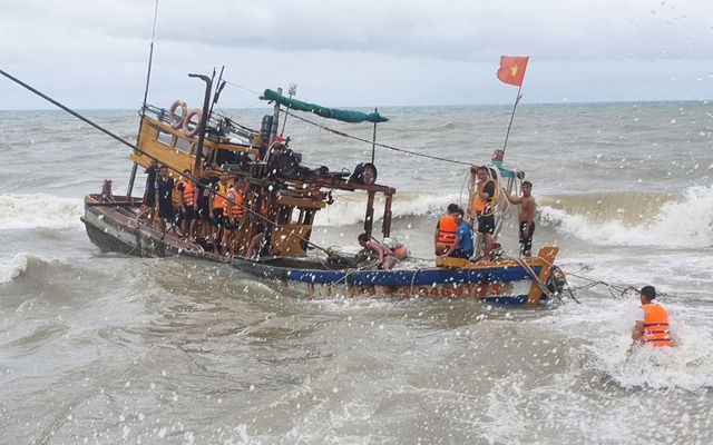 Hiện đồn Biên phòng Hòn Sơn đang tiếp tục cứu kéo tàu cá vào bờ. Ước thiệt hại ban đầu khoảng 300 triệu đồng.