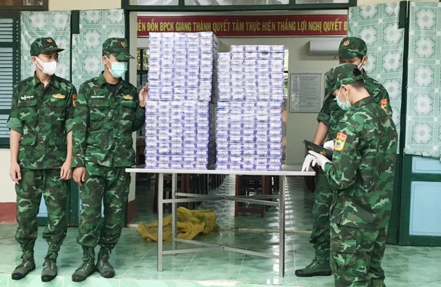Kiên Giang: Mật phục thu giữ 1.800 bao thuốc lá lậu - Ảnh 2.