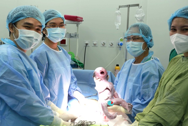 Bằng kinh nghiệm và chuyên môn vững vàng ê-kíp phẫu thuật đã giúp chị Hồ Như Th. (37 tuổi, ngụ TP Cần Thơ) an toàn chào đón bé trai nặng 3260gram sau ca mổ khó.