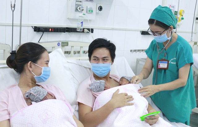 Niềm vui chị Nguyễn Như Y. khi khoa Nhi Sơ sinh đã nuôi dưỡng thành công các bé của ca tam thai cực non chỉ 27 tuần 4 ngày tuổi.