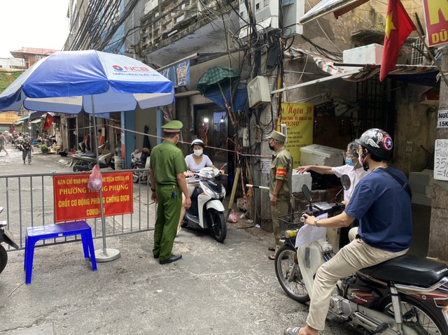 “Lá chắn thép” trên mặt trận chống dịch tại phường Trung Phụng - Ảnh 2.