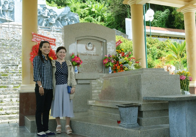Du khách đến tham quan mộ chị Phan Thị Ràng trong Khu Di tích lịch sử và thắng cảnh Ba Hòn thuộc xã Thổ Sơn, huyện Hòn Đất.