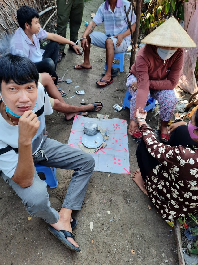 Hiện trường vụ đánh bạc (bông vụ) ăn thua bằng tiền tại xã Núi Tô, huyện Tri Tôn.