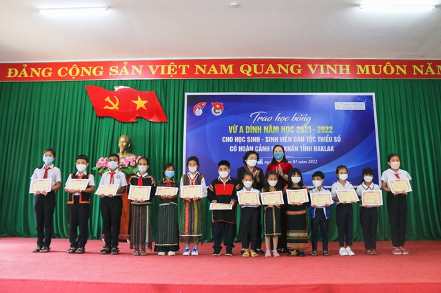 Bà Trương Mỹ Hoa và bà Lê Thị Kim Oanh, Phó Giám đốc Sở Giáo dục và Đào tạo tỉnh Đắk Lắk chụp ảnh cùng học sinh nhận học bổng