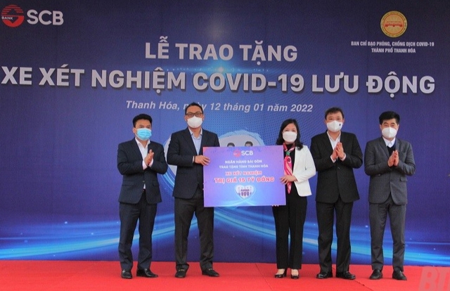 TP Thanh Hóa: Ngân hàng SCB trao tặng xe xét nghiệm COVID-19 lưu động - Ảnh 1.