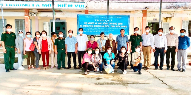 Liên hiệp các tổ chức hữu nghị tỉnh Kiên Giang tặng quà cho hộ nghèo và trao học bổng cho học sinh tại xã Hưng Yên, huyện An Biên - Một trong những hoạt động &quot;Tết Quân - Dân&quot; năm 2022.