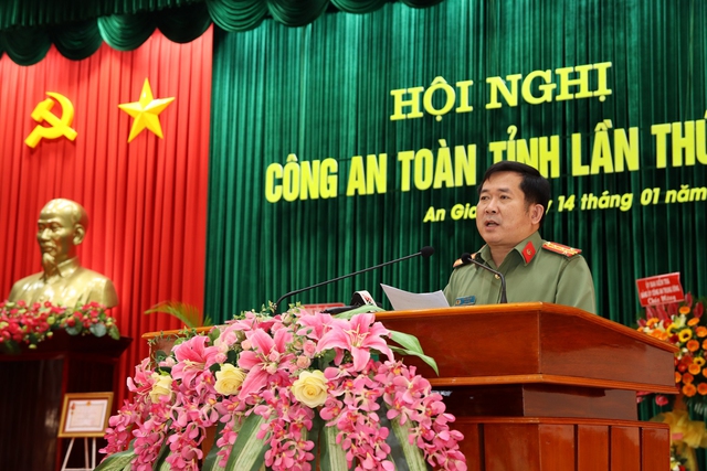 Đại tá Đinh Văn Nơi - Giám đốc Công an tỉnh phát biểu khai mạc Hội nghị.