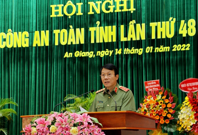 Thượng tướng Lương Tam Quang - Ủy viên BCH TW Đảng, Thứ trưởng Bộ Công an chúc mừng Công an An Giang thực hiện thắng lợi nhiệm vụ kép: Đảm bảo an ANTT và phòng chống dịch COVID-19.
