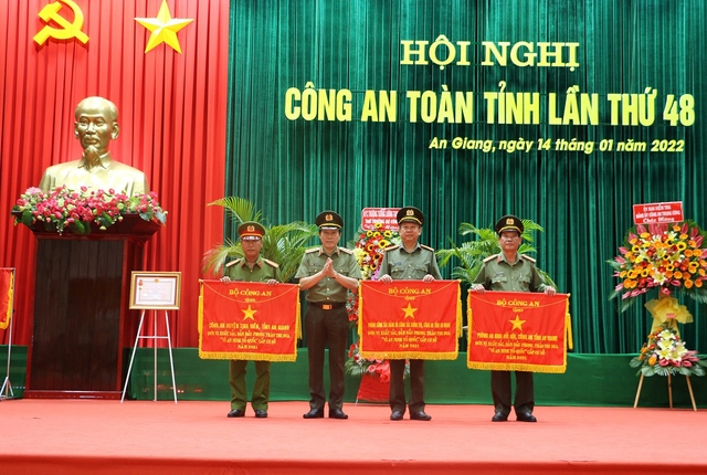 Thượng tướng Lương Tam Quang - Ủy viên BCH TW Đảng, Thứ trưởng Bộ Công an trao Bằng khen của Bộ Công an cho các tập thể, cá nhân có thành tích xuất sắc.
