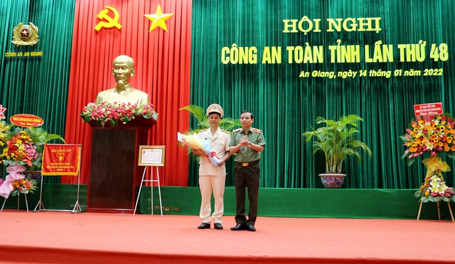 Thiếu tướng Nguyễn Thanh Sơn, Phó Chủ nhiệm Ủy ban kiểm tra Đảng ủy Công an Trung ương tặng hoa chúc mừng Đại tá Bùi Tấn Ân.