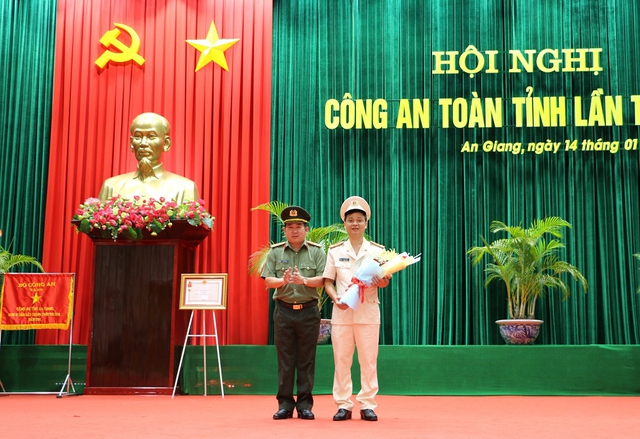 Đại tá Đinh Văn Nơi, Giám đốc Công an tỉnh An Giang tặng hoa chúc mừng Đại tá Bùi Tấn Ân.