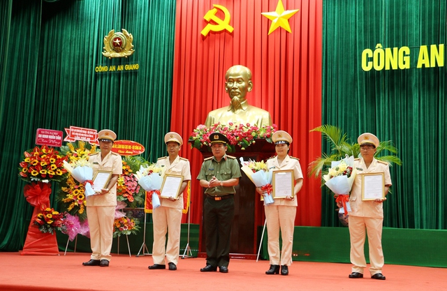 Đại tá Đinh Văn Nơi, Giám đốc Công an tỉnh trao hoa và Quyết định cho các đồng chí được điều động.