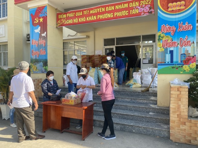 UBND phường Phước Tân - Biên Hòa (Đồng Nai): Trao tặng 940 suất quà cho người dân khó khăn nhân dịp Tết đến xuân về - Ảnh 2.