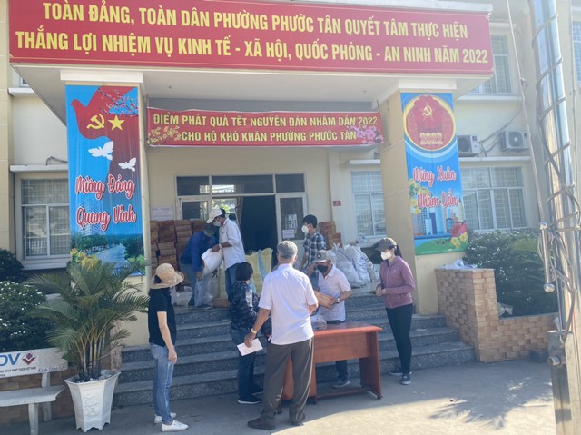 UBND phường Phước Tân - Biên Hòa (Đồng Nai): Trao tặng 940 suất quà cho người dân khó khăn nhân dịp Tết đến xuân về - Ảnh 1.