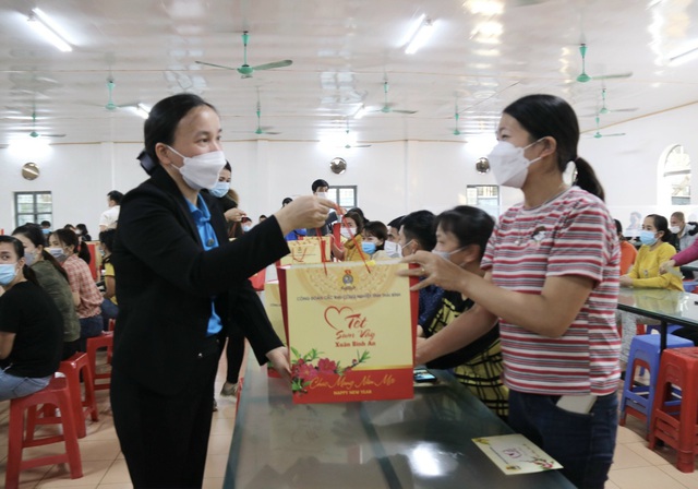 Thái Bình: Hơn 3.000 suất quà trong chương trình “Tết sum vầy – Xuân bình an” trao cho đoàn viên, người lao động - Ảnh 2.