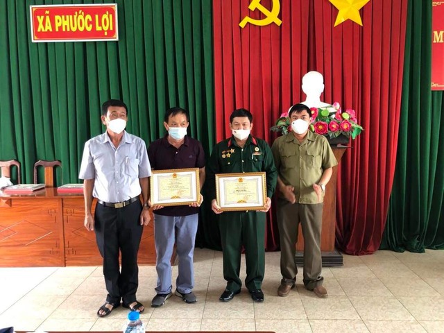 Ông Huỳnh Tấn Đạt (thứ 2 bên phải) nhận Thư cám ơn của xã Phước Lợi