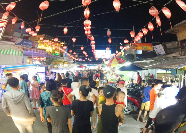 Du khách tham quan chợ đêm Phú Quốc.