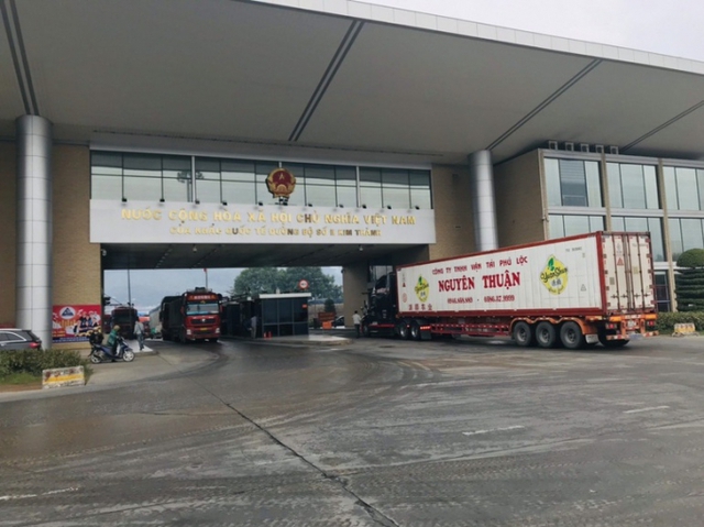 Quảng Ninh, Lào Cai: Tạm dừng tiếp nhận xe chở hoa quả tươi đến cửa khẩu - Ảnh 2.