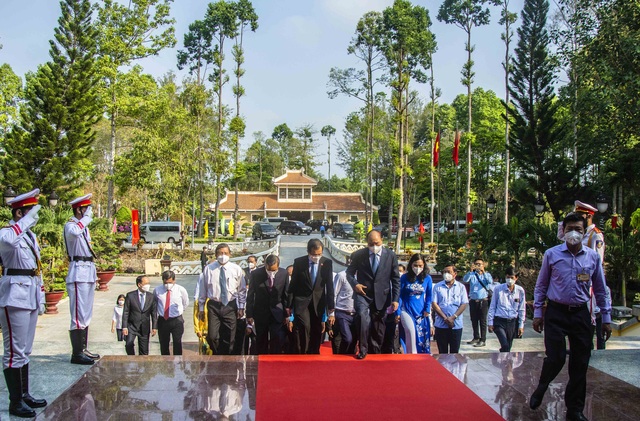 Chủ tịch nước Nguyễn Xuân Phúc vào Khu lưu niệm Chủ tịch Tôn Đức Thắng.