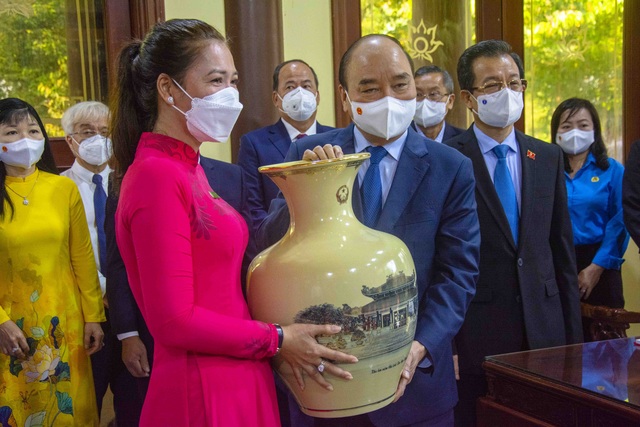 Chủ tịch nước Nguyễn Xuân Phúc tặng quà cho Khu lưu niệm Chủ tịch Tôn Đức Thắng.
