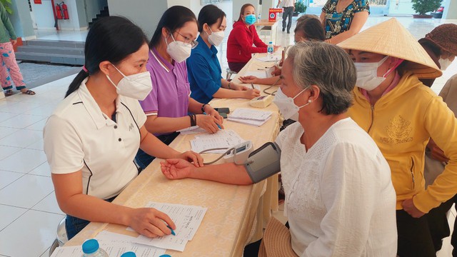 Đoàn y bác sỹ thiện nguyện thuộc Bệnh viện Hùng Vương đang khám bệnh cho người nghèo.