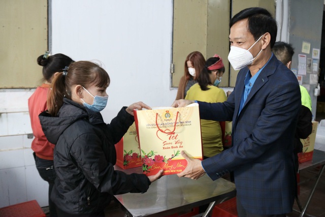 Thái Bình: Công đoàn huyện Tiền Hải trao gần 800 suất quà Tết cho đoàn viên, người lao động. - Ảnh 1.