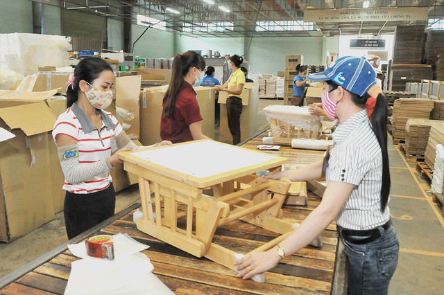 Thị trường nhập khẩu đang khả quan nhưng các doanh nghiệp ngành gỗ lại gặp khó vì thiếu nhân công, giá cước vận tải biển tăng cao. Ảnh:  PLO