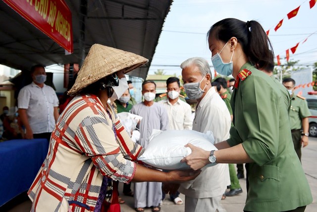 Từng phần gạo được Đoàn công tác trao tận tay cho bà con nhân dân