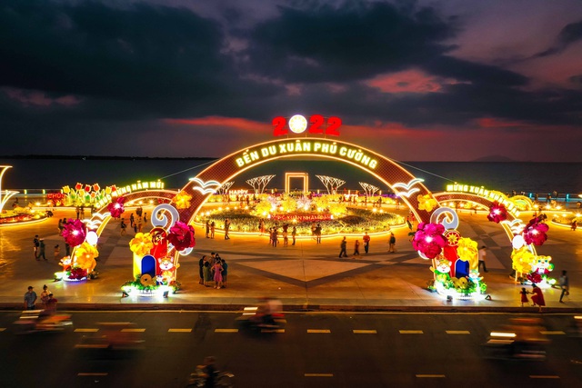 Bến du Xuân Phú Cường - mang hơi thở Bản Giao Hưởng Rừng Xanh sẽ kéo dài đến ngày 15/01/2022 Âm lịch gồm nhiều cụm tiểu cảnh sắc màu khác nhau tại Quảng trường biển Đảo Phú Gia có quy mô gần 6.000m2.