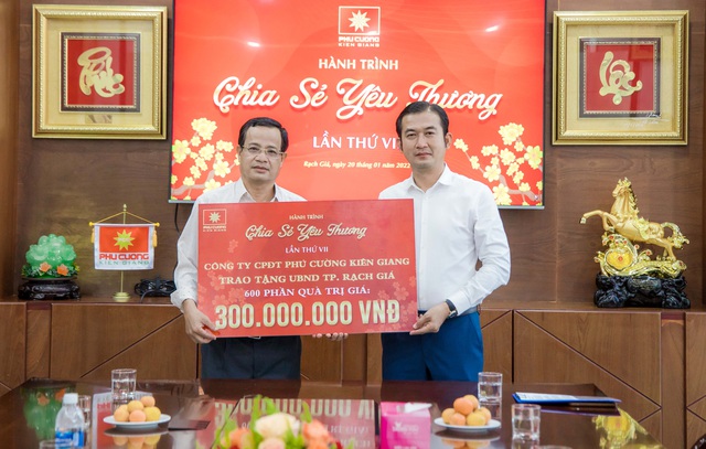 Ngày 20/1, Công ty Cổ phần Đầu tư Phú Cường Kiên Giang đã trao tặng 600 phần quà với tổng trị giá 300 triệu đồng cho Thành ủy cùng 12 phường, xã trên địa bàn TP Rạch Giá.