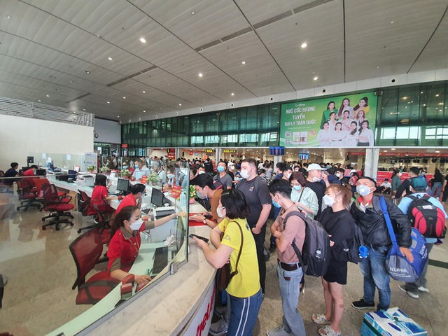 Khách qua sân bay Tân Sơn Nhất chỉ bằng 44% so với năm trước - Ảnh 1.