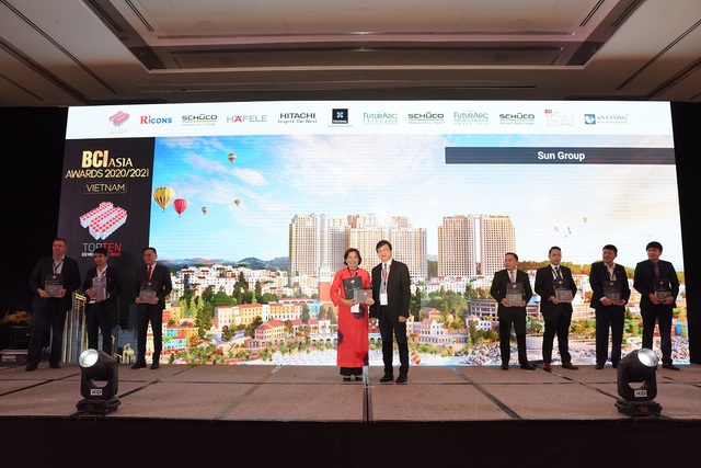 Bà Nguyễn Lâm Nhi Thùy, Trưởng Văn phòng Đại diện Sun Group tại TP Hồ Chí Minh nhận giải &quot;Top 10 chủ đầu tư hàng đầu Việt Nam&quot; tại Lễ trao giải BCI Awards 2020 và 2021