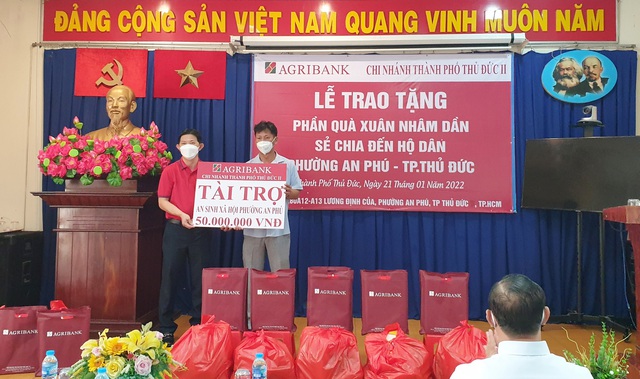 Ông Trần Quang - Giám đốc Agribank Chi nhánh Thành phố Thủ Đức II trao biểu trưng 50 triệu đồng an sinh xã hội cho phường An Phú, TP. Thủ Đức.
