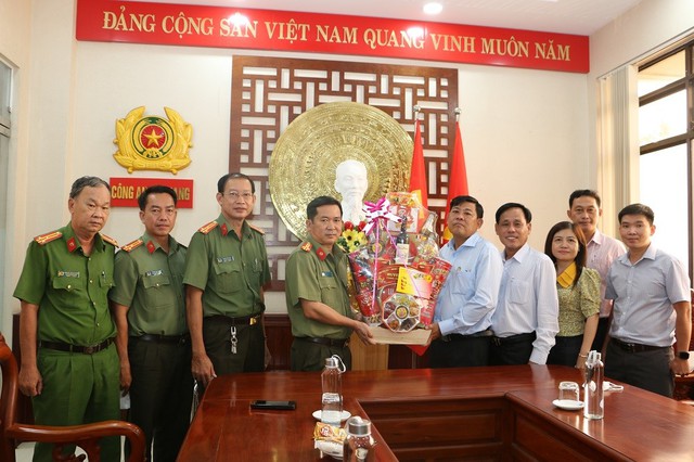 Đại tá Đinh Văn Nơi, Giám đốc Công an tỉnh tiếp Đoàn công tác huyện An Phú đến thăm và chúc Tết.