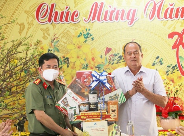 Đồng chí Nguyễn Thanh Bình, Phó Bí thư Tỉnh ủy, Chủ tịch UBND tỉnh chúc Tết tập thể lãnh đạo, cán bộ chiến sỹ Công an toàn tỉnh.
