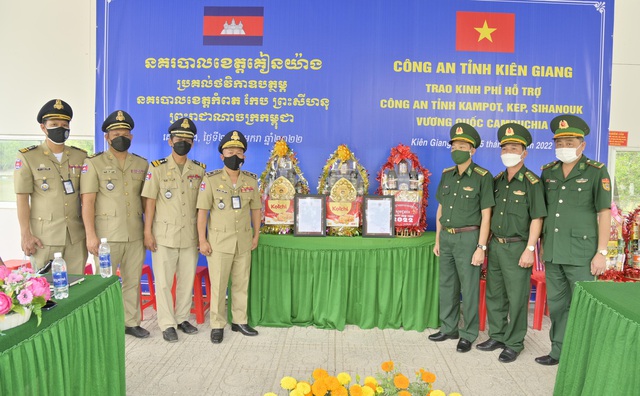 Nhân dịp Tết cổ truyền của dân tộc Việt Nam, 3 đơn vị Công an nước bạn đã tặng quà, chúc Tết Biên phòng Kiên Giang.