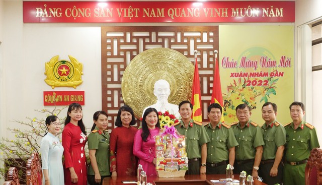 Đồng chí Lê Bích Phượng, Tỉnh ủy viên, Chủ tịch Hội LHPN tỉnh cùng Đoàn công tác thăm và chúc Tết Công an tỉnh.